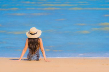 Portre güzel genç Asyalı kadın mutlu gülümseme Relax tr