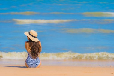 Portre güzel genç Asyalı kadın mutlu gülümseme Relax tr