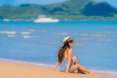 Portre güzel genç Asyalı kadın mutlu gülümseme Relax tr