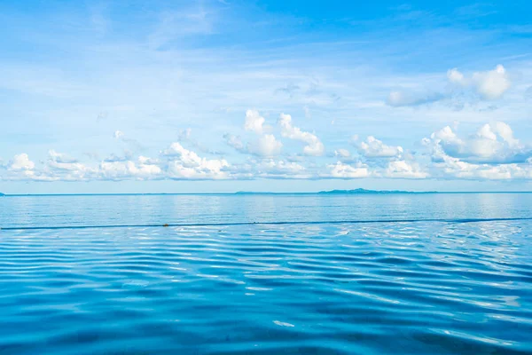 Mooi buitenzwembad in Hotel Resort bijna zee oceaan — Stockfoto