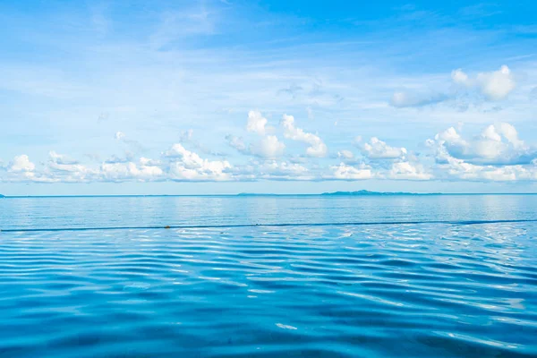 Hermosa piscina al aire libre en el complejo hotelero casi mar océano — Foto de Stock