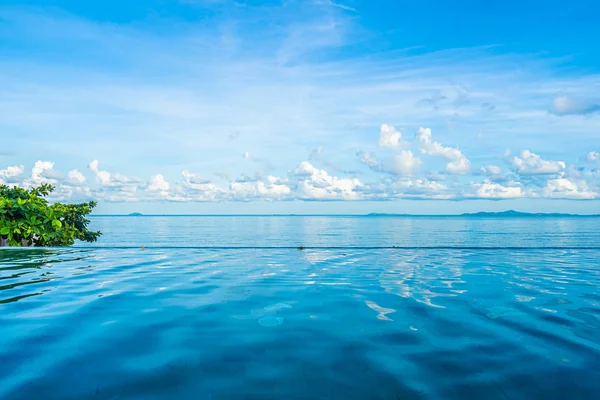 Piękny odkryty basen w hotelu Resort prawie morze oceanu — Zdjęcie stockowe