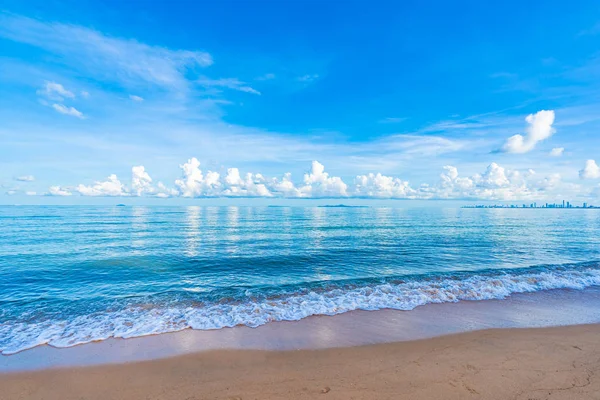Bela praia tropical mar oceano com nuvem branca céu azul e — Fotografia de Stock