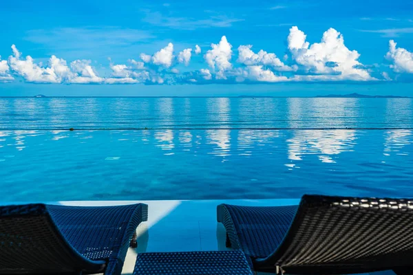 Parasol en stoel rond zwembad in hotel resort neary se — Stockfoto