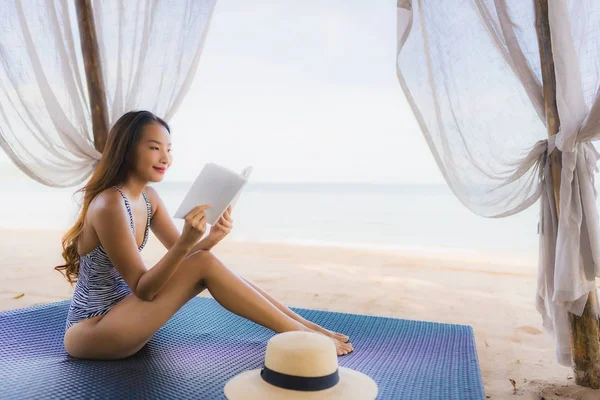 Retrato hermosa joven asiática mujer leyendo libro con feliz smi — Foto de Stock