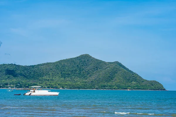 Красивый морской пейзаж в Паттайе с лодкой — стоковое фото