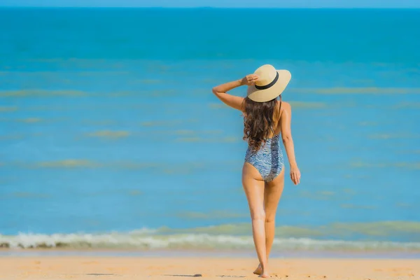 Portret mooie jonge Aziatische vrouw Happy Smile Relax op de tr — Stockfoto