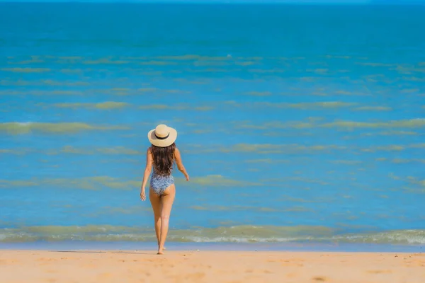 Ritratto bella giovane donna asiatica felice sorriso rilassarsi sulla tr — Foto Stock