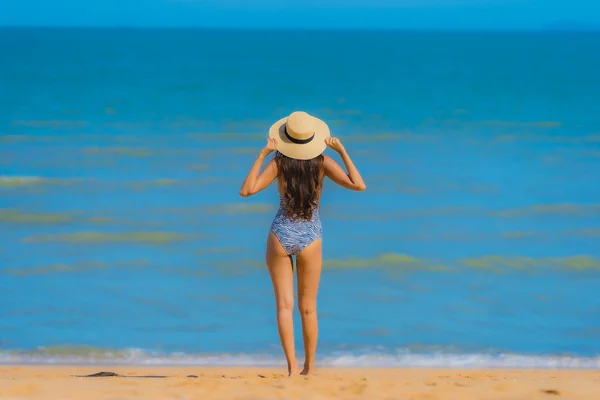 Portret mooie jonge Aziatische vrouw Happy Smile Relax op de tr — Stockfoto