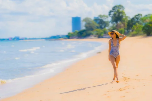 Retrato hermosa joven asiática mujer feliz sonrisa relajarse en el tr —  Fotos de Stock