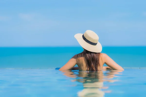 Retrato bonito jovem asiático mulher feliz sorriso relaxar em swimmi — Fotografia de Stock