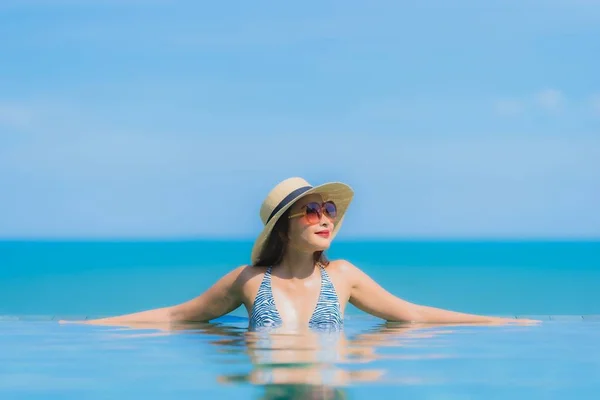 Retrato hermosa joven asiática mujer feliz sonrisa relajarse en swimmi —  Fotos de Stock