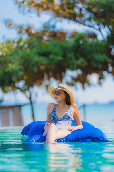 Retrato hermosa joven asiática mujer feliz sonrisa relajarse en swimmi — Foto de Stock