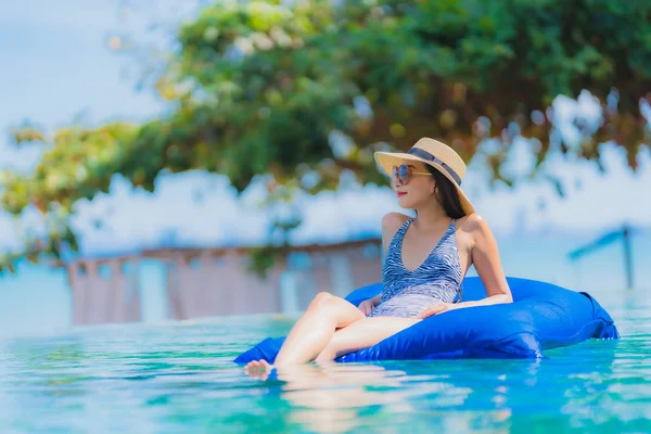 Ritratto bella giovane donna asiatica felice sorriso rilassarsi in swimmi — Foto Stock