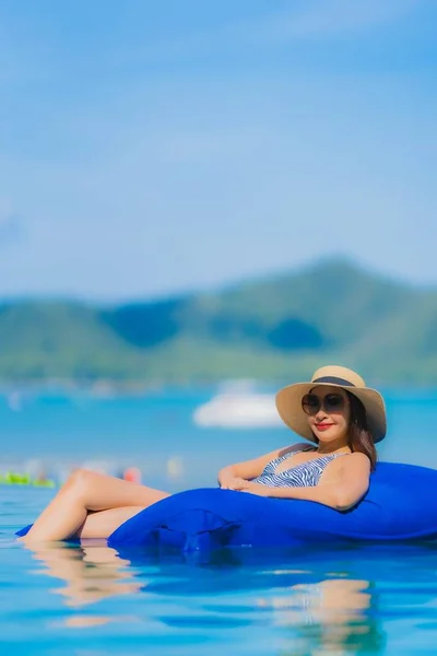 Retrato hermosa joven asiática mujer feliz sonrisa relajarse en swimmi — Foto de Stock