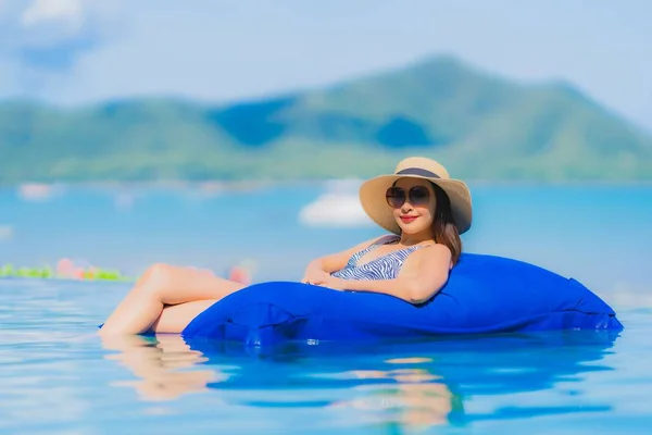 Retrato hermosa joven asiática mujer feliz sonrisa relajarse en swimmi — Foto de Stock