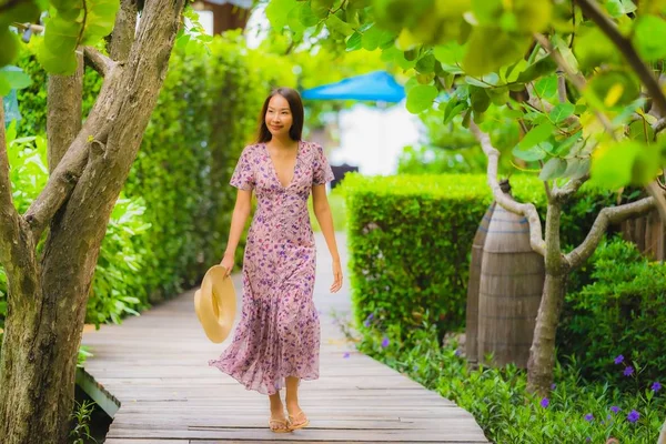 Porträt schöne junge asiatische Frau zu Fuß auf Pfad zu Fuß in die ga — Stockfoto