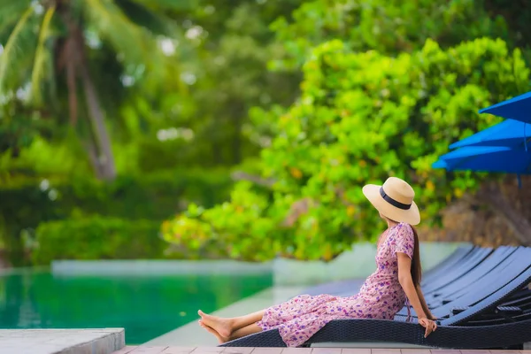 Retrato hermosa joven asiática mujer feliz sonrisa relajarse en swimmi — Foto de Stock