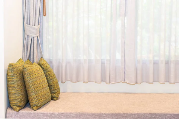 Belo travesseiro confortável no sofá decoração com cortina — Fotografia de Stock