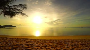 Güzel dalgalı denizin sakin görüntüleri.