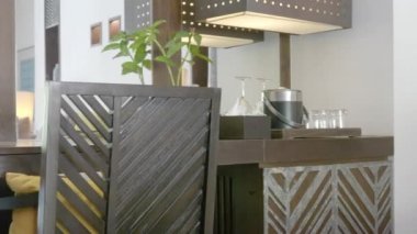 otel odasında lüks döşenmiş işyeri görüntüleri