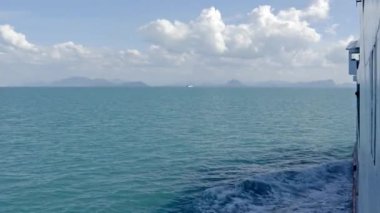 Güzel dalgalı denizin sakin görüntüleri.