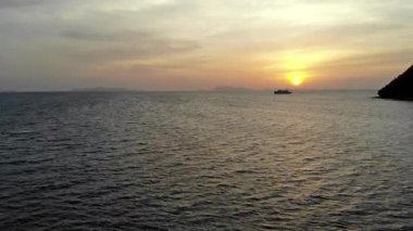 Güzel dalgalı denizin sakin görüntüleri.