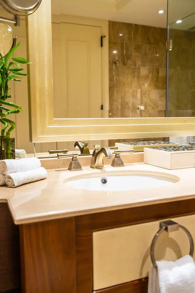 浴室で美しい高級蛇口とシンクの装飾 — ストック写真