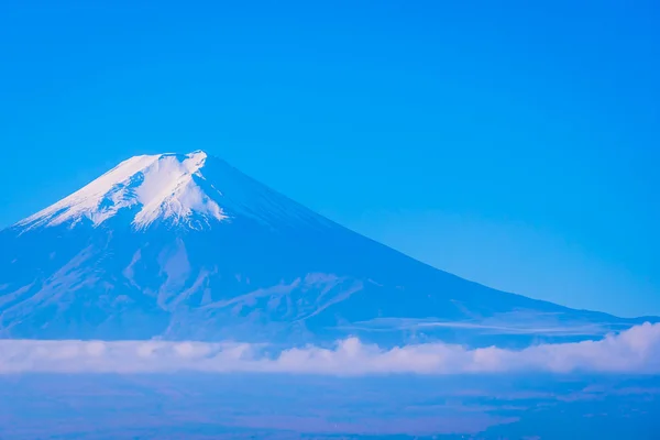 在枫叶树附近的山富士美丽的风景 — 图库照片