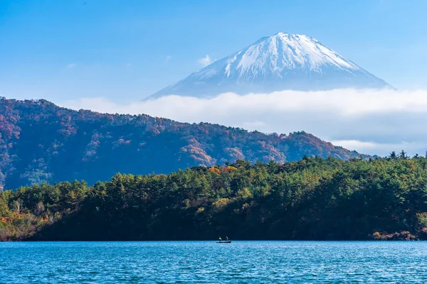 Beau paysage de fuji de montagne avec arbre à feuilles d'érable autour — Photo