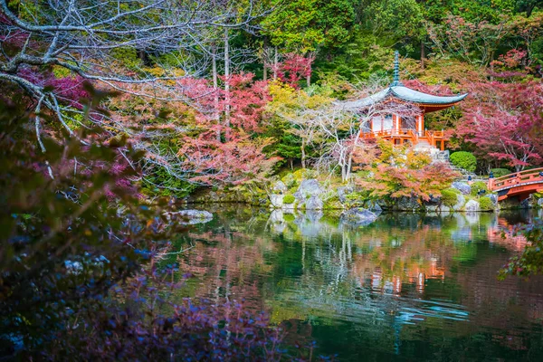 Vackra Daigoji tempel med färgglada träd och blad i höst s — Stockfoto