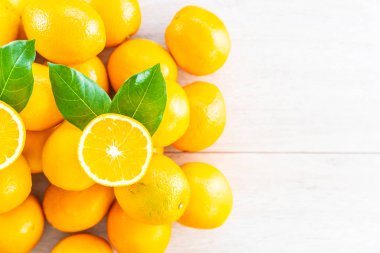 Taze portakal meyve masada