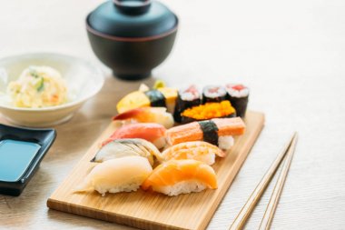 Somon balığı kabuk kabuklu karides ve diğer et suşi maki