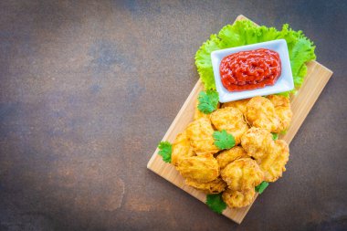 Derin yağda kızartılmış tavuk eti çağrı nugget domates veya ketçap sos ile