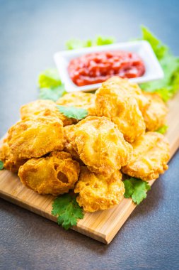 Derin yağda kızartılmış tavuk eti çağrı nugget domates veya ketçap sos ile