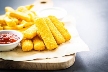 Balık parmak ve patates kızartması veya domates ketçap ve anne ile fiş