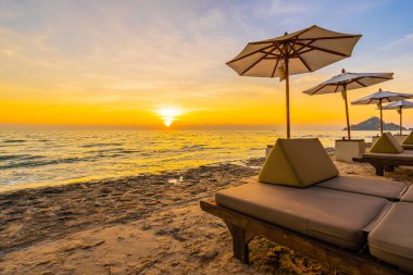 Şemsiye ve sandalye yastık çevresinde bea güzel manzara ile