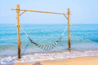 Boş hamak salıncakta güzel plaj ve deniz