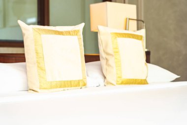 Yatak odasında yatak dekorasyonu güzel rahat yastık