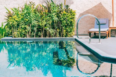 Şemsiye ve sandalye yakın deniz okyanus plaj wi yüzme havuzu etrafında