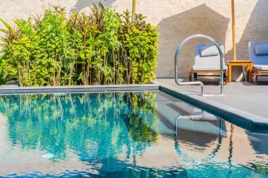 Şemsiye ve sandalye yakın deniz okyanus plaj wi yüzme havuzu etrafında