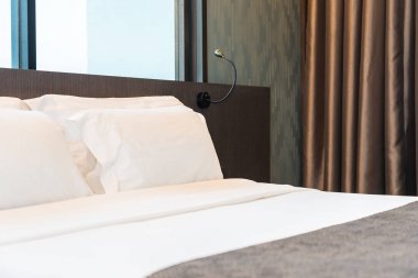 Güzel lüks rahat beyaz yastık ve battaniye yatakta zekâ