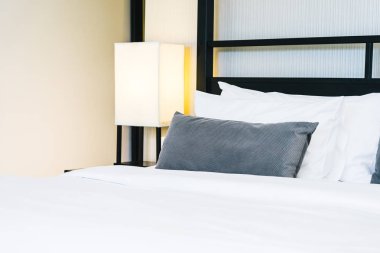 Hafif lamba ile yatakta güzel lüks rahat yastık