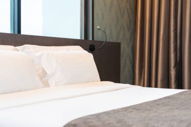 Güzel lüks rahat beyaz yastık ve battaniye yatakta zekâ