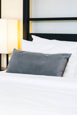 Hafif lamba ile yatakta güzel lüks rahat yastık