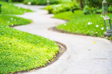 Bahçede patika yürüyüşü