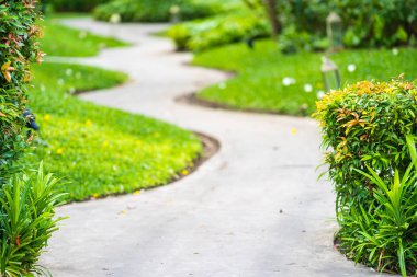 Bahçede patika yürüyüşü