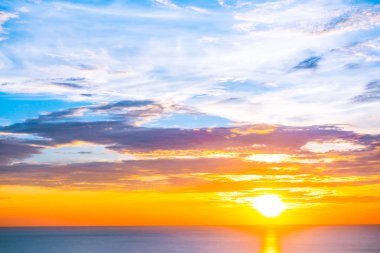 Sunr de deniz okyanusunun güzel açık tropikal doğa manzara