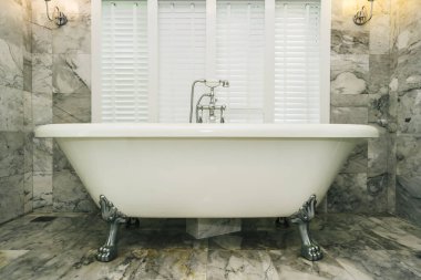 Güzel lüks zerafet beyaz küvet ve su musluk süslemek