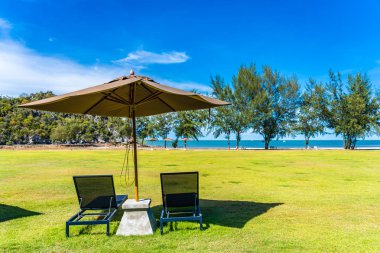 Şemsiye ve c ile deniz ve plaj güzel açık manzara
